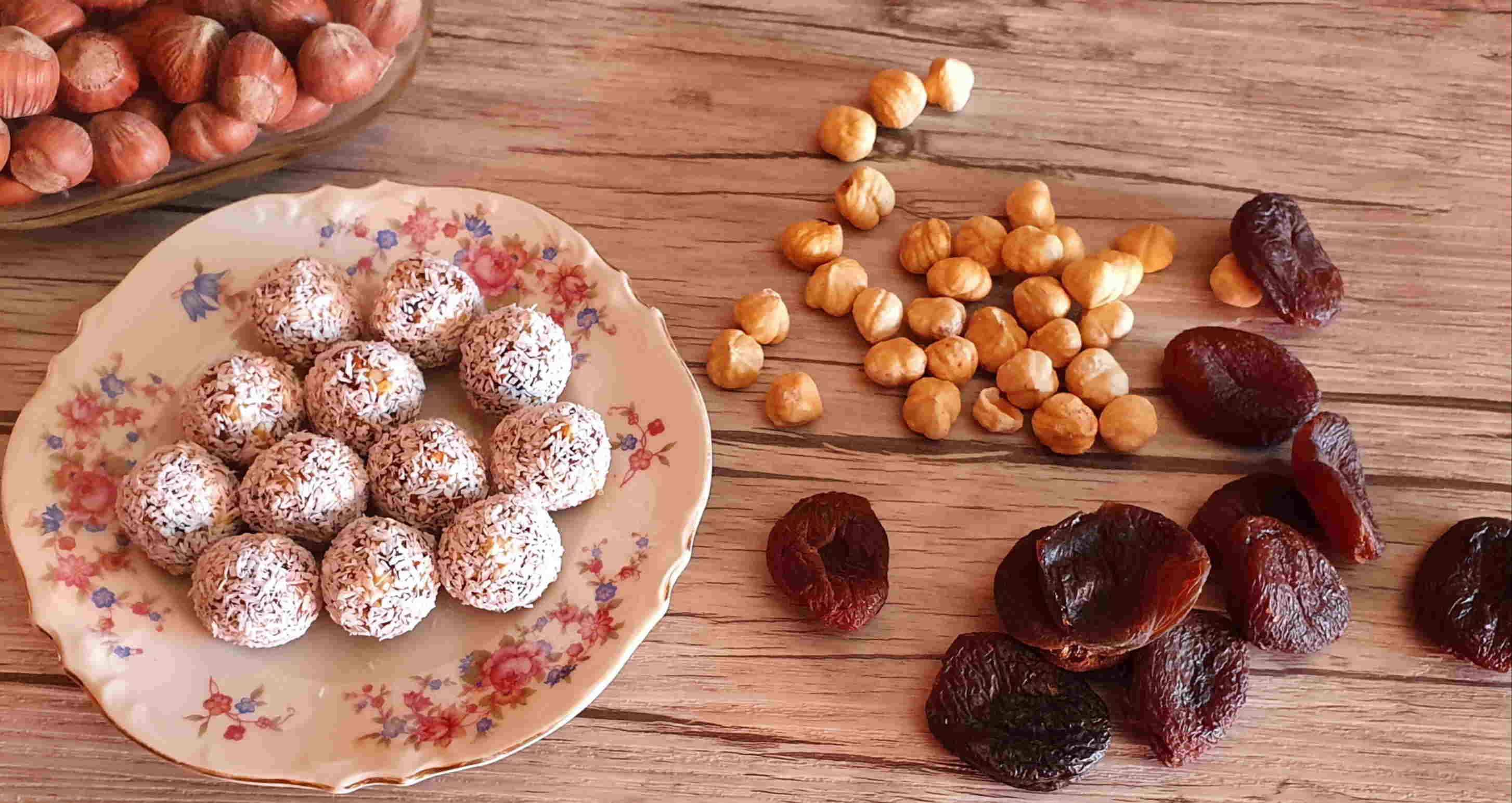 Dolcetti crudi nocciole e albicocche 